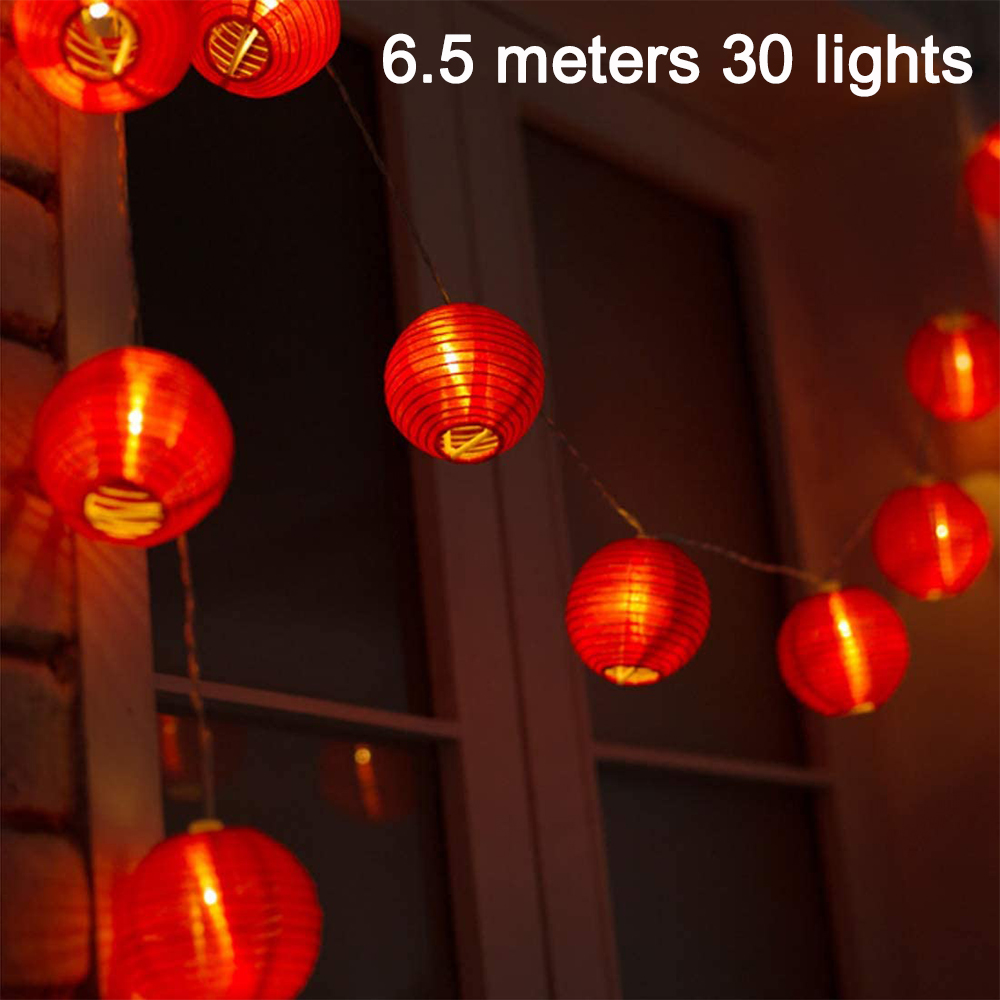 Eine Lichterkette mit 30 roten Laternen, 6,5 Meter lang, leuchtet im Dunkeln.