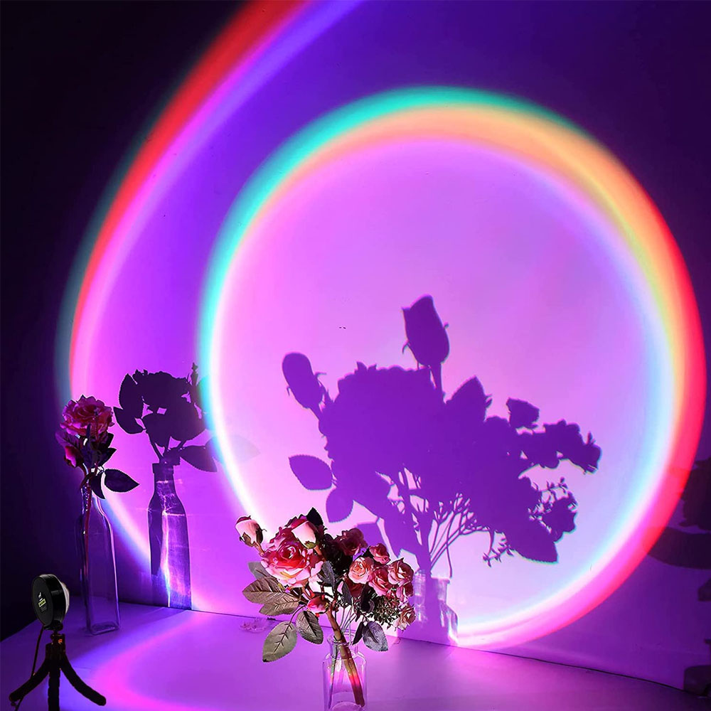 Rosen in Vasen im Licht eines Sonnenuntergangsprojektors mit Regenbogenfarben.