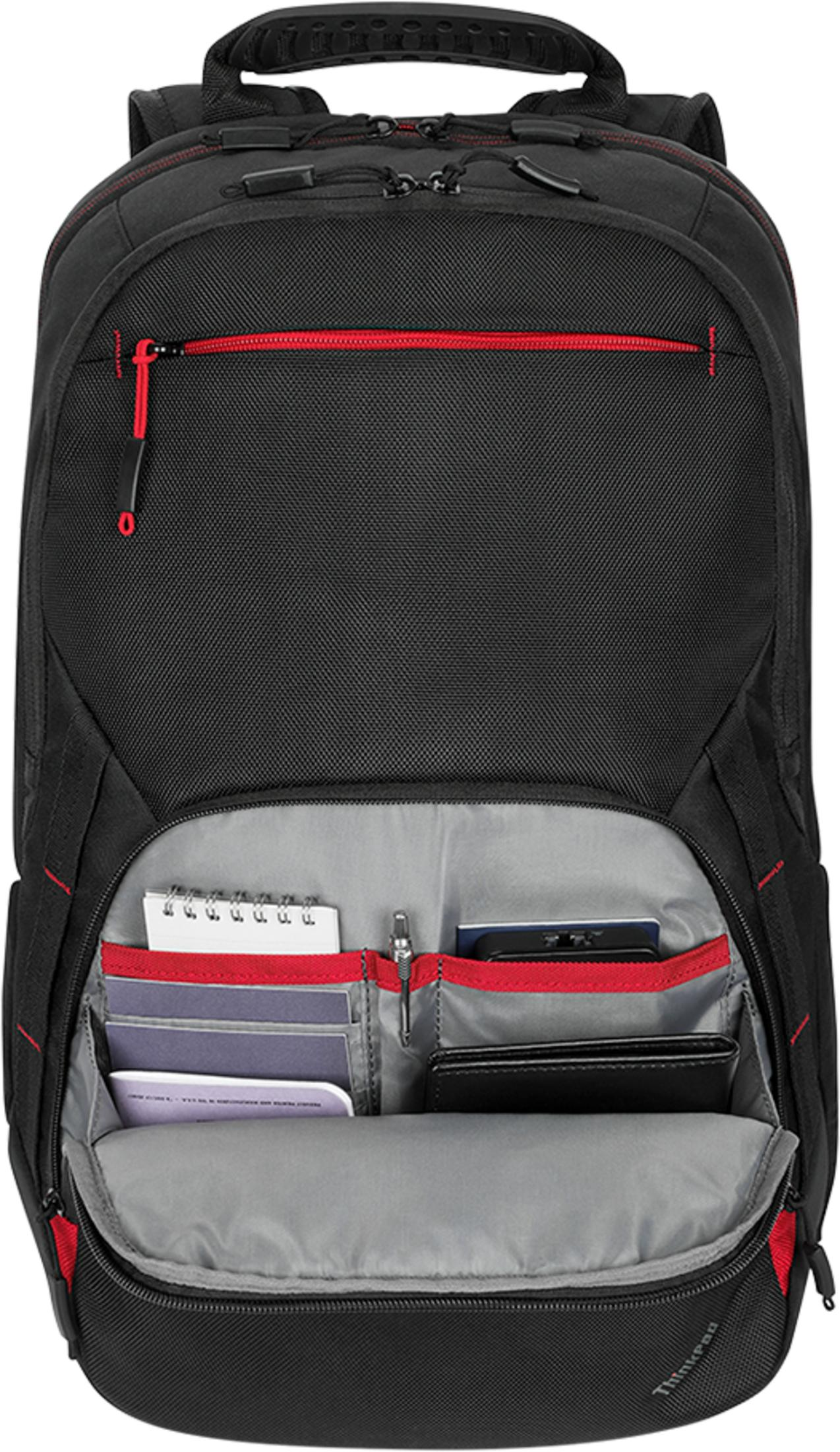 Schwarzer Rucksack mit roten Akzenten und geöffnetem Fach mit Notizbuch, Stift und Geldbörse.