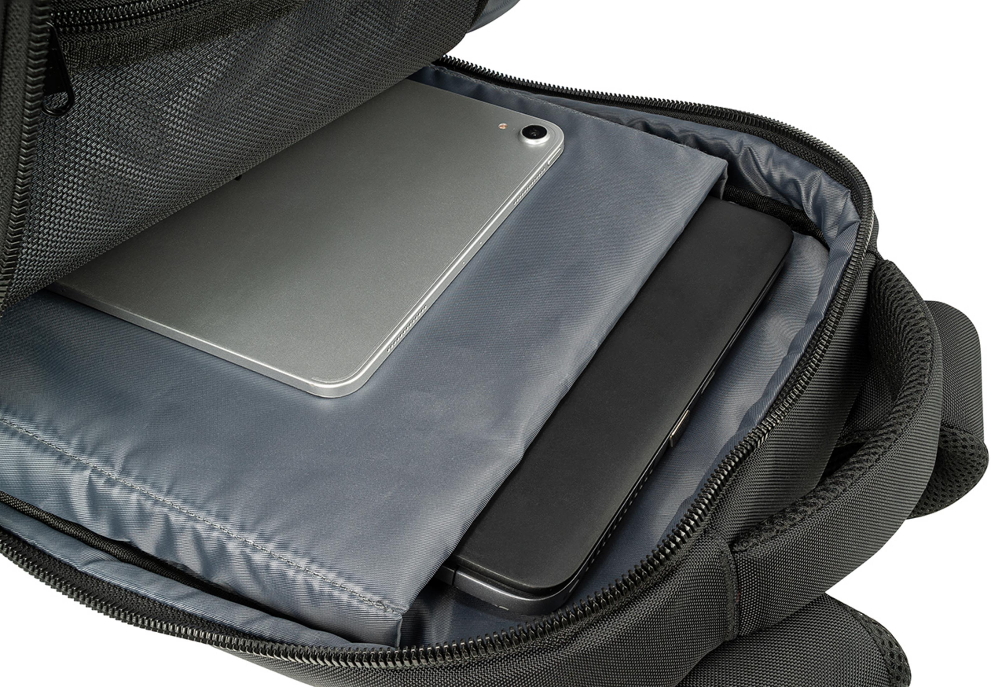 Ein silbernes Tablet und ein schwarzes Smartphone liegen in einem Rucksack.