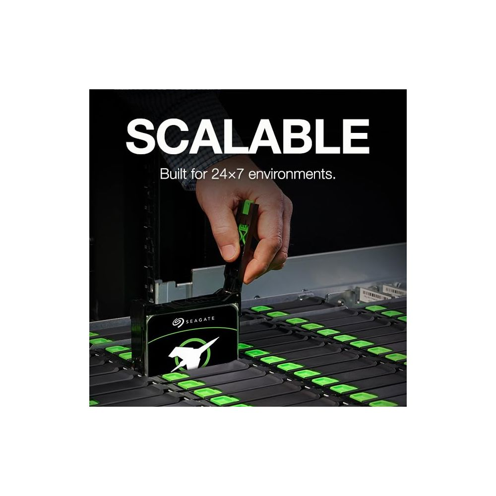 Dłoń wkłada dysk Seagate do stelaża z zielonymi slotami.