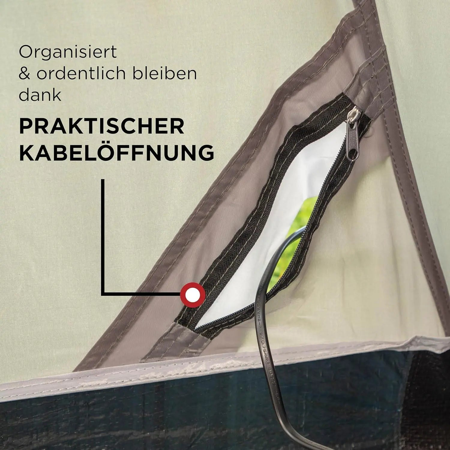 Eine Kabelöffnung mit Reißverschluss an einem Zelt mit einem schwarzen Kabel.