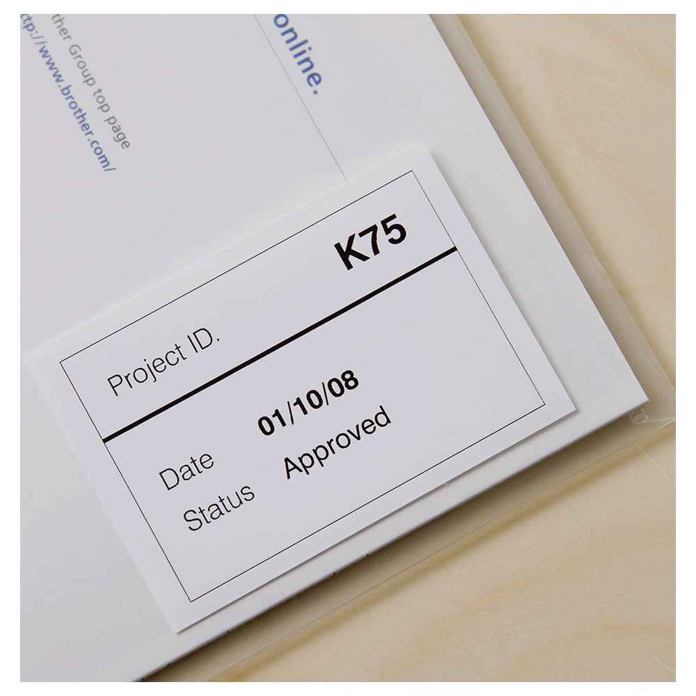 Un'etichetta con ID Progetto K75, Data 01/10/08 e Stato Approvato.