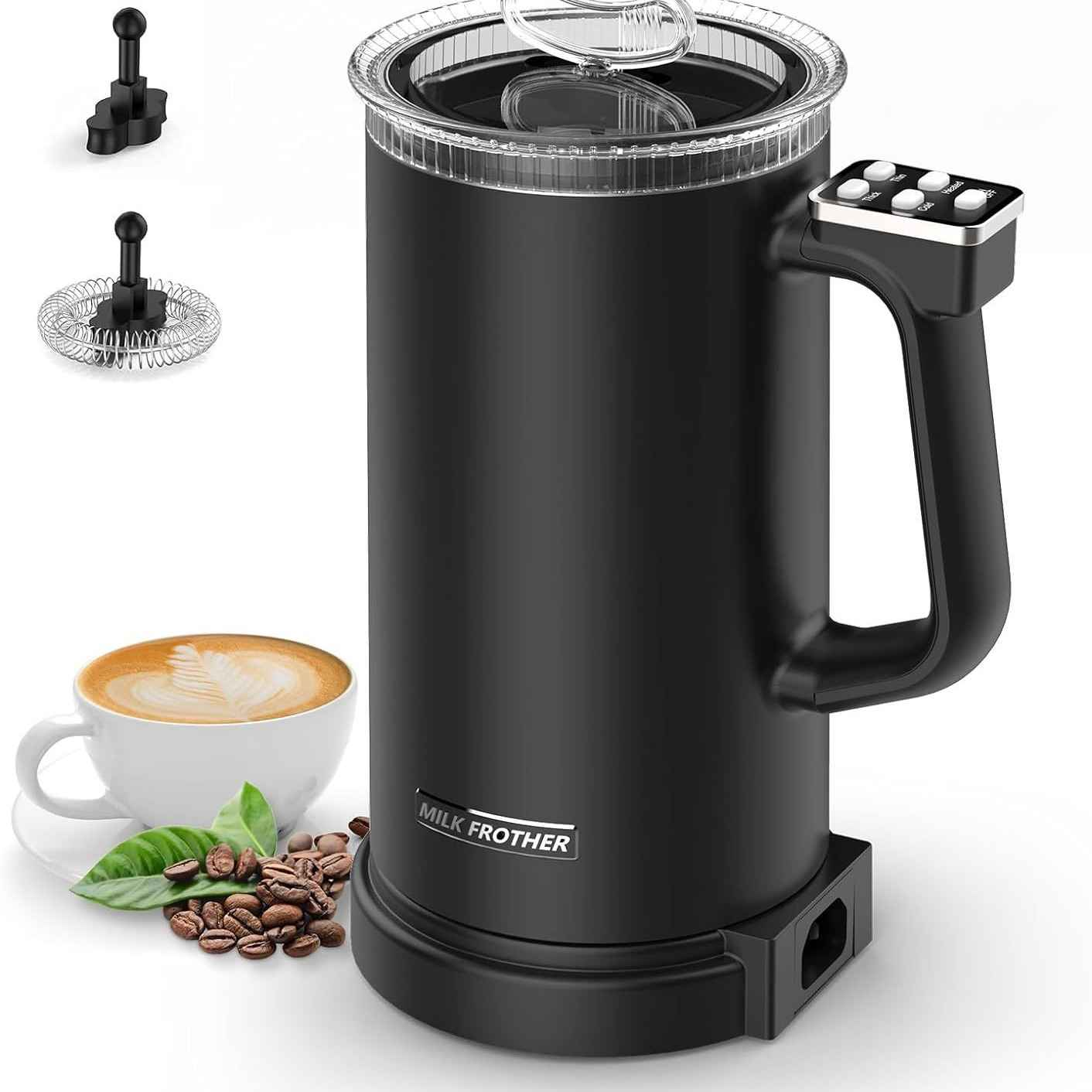 Schwarzer Milchaufschäumer mit Tasse Kaffee, Bohnen und Aufsätzen.