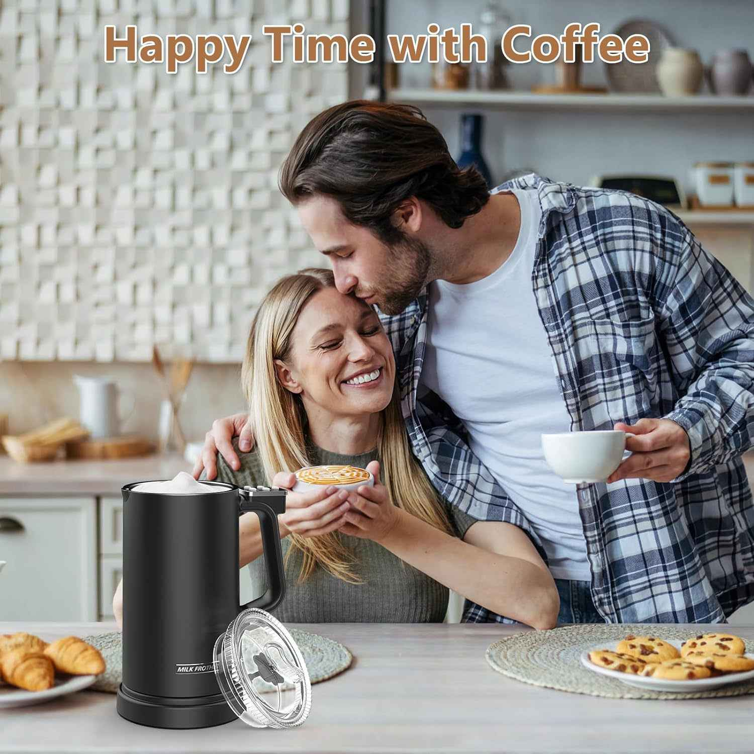Mann küsst Frau auf Stirn, hält Kaffee. Milchaufschäumer auf Tisch.
