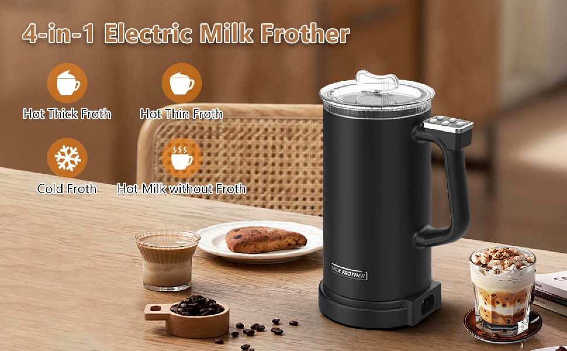 Ein schwarzer Milchaufschäumer auf einem Holztisch mit Kaffee und Gebäck.