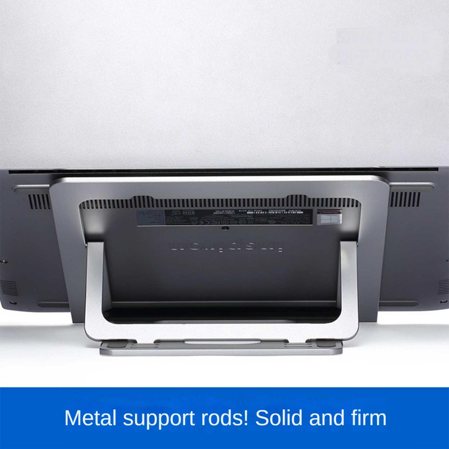 Rückseite eines Monitors mit silbernem Metallständer. Lüftungsschlitze sichtbar.