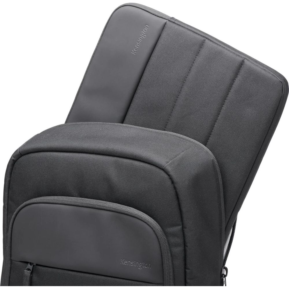 Zaino grigio con logo Kensington, primo piano.