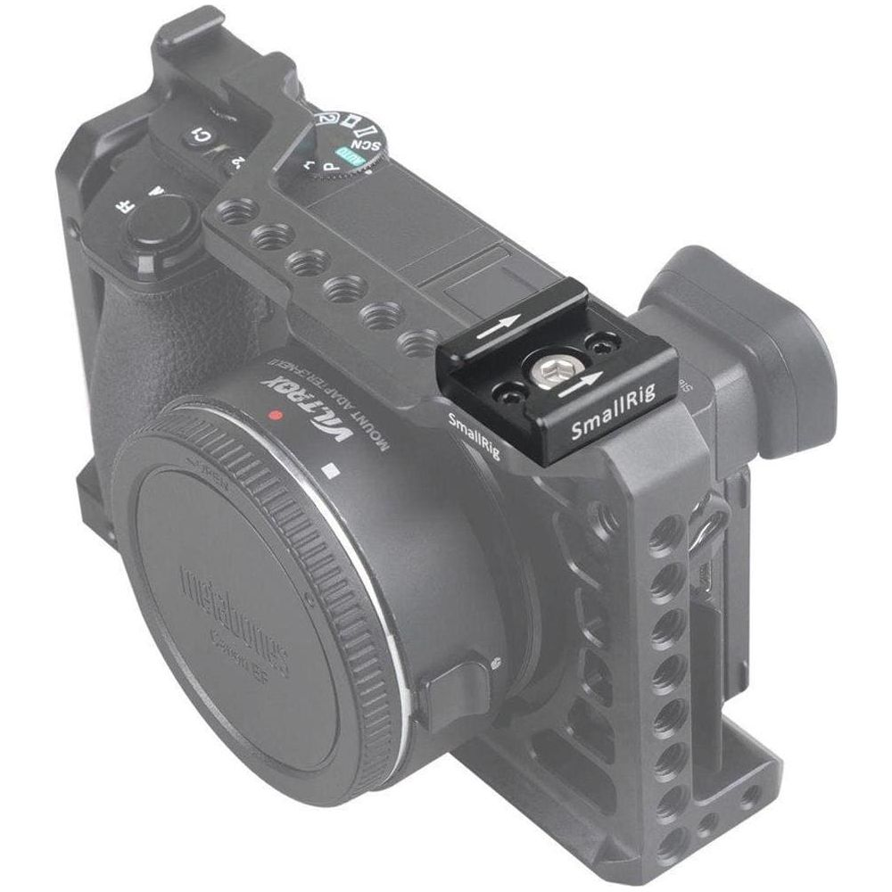 Kamera mit SmallRig-Zubehör und Viltrox-Adapter. Nahaufnahme.
