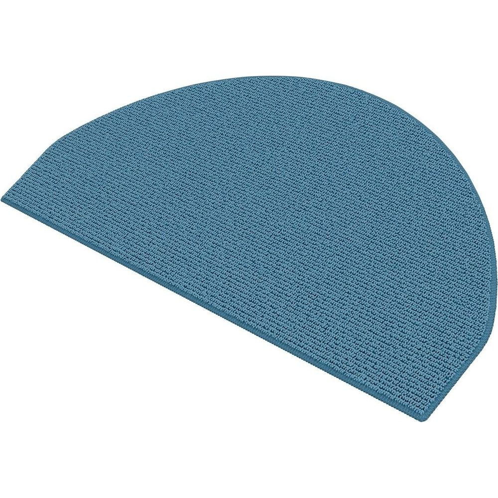 Ein halbkreisförmiger, blauer Teppich mit einer texturierten Oberfläche.