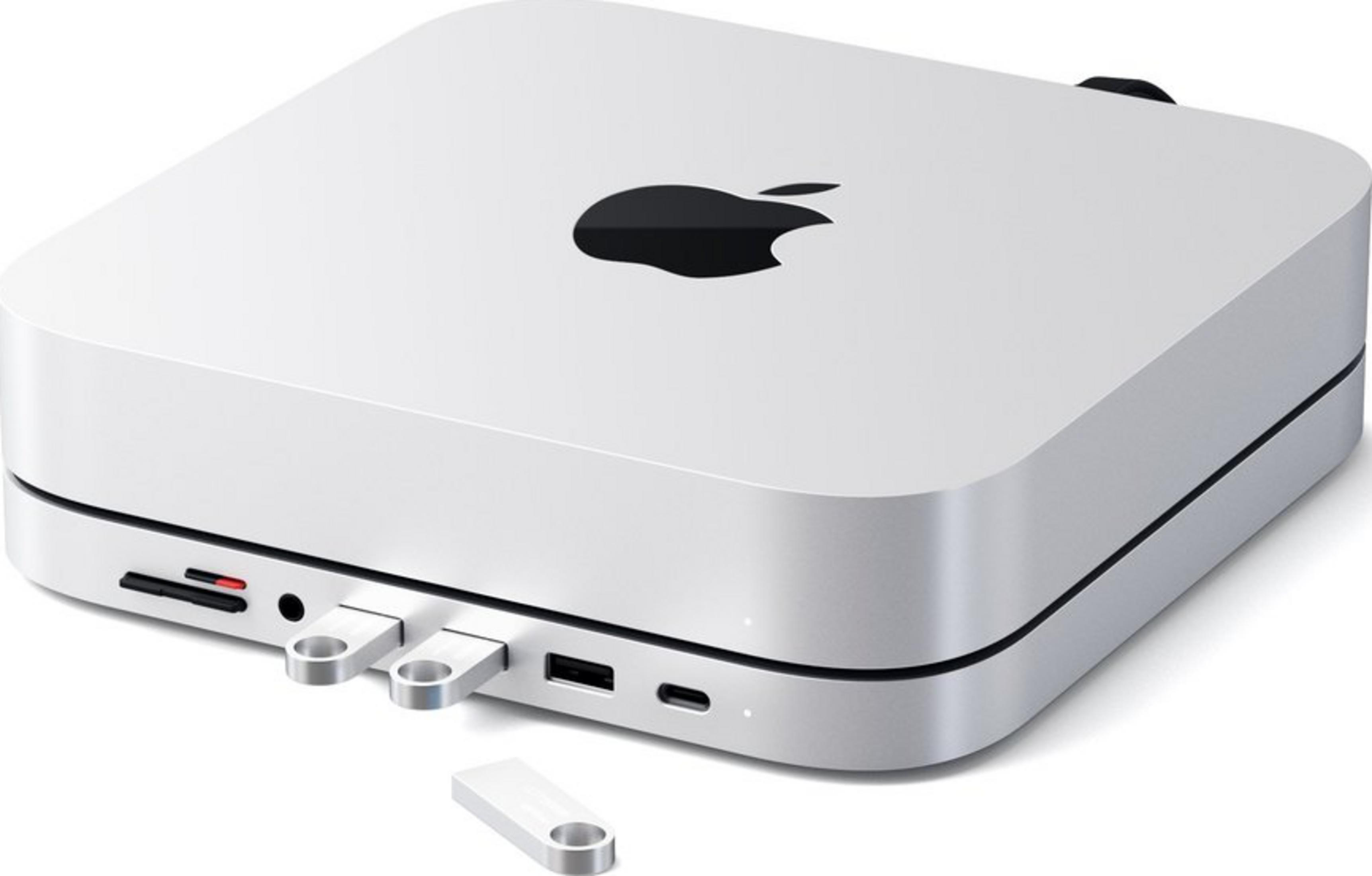 Ein weißer Apple Mac Mini mit angeschlossenen USB-Sticks und SD-Karten.