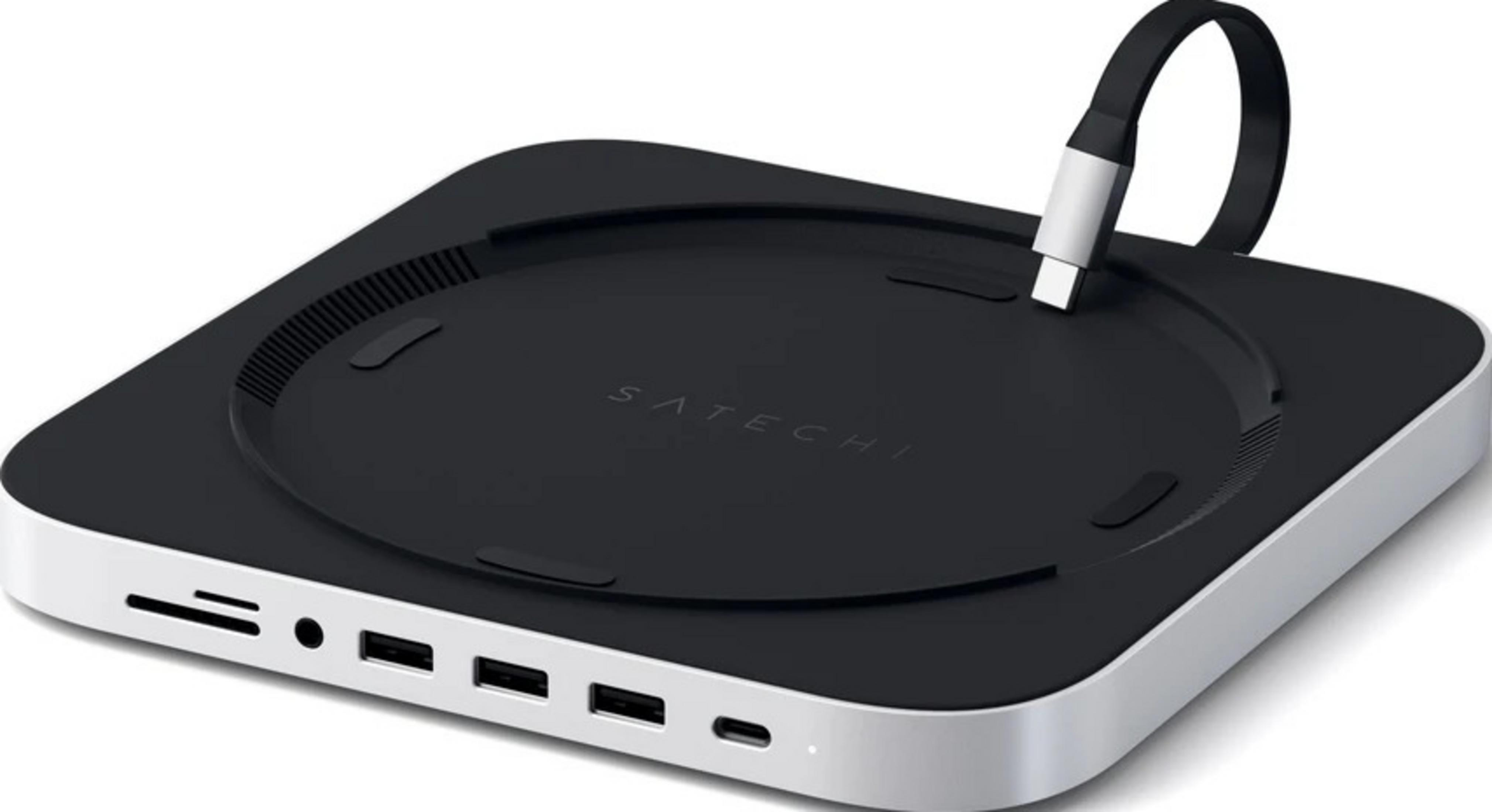 Ein schwarzer Satechi-Hub mit USB-C-Kabel und Anschlüssen.