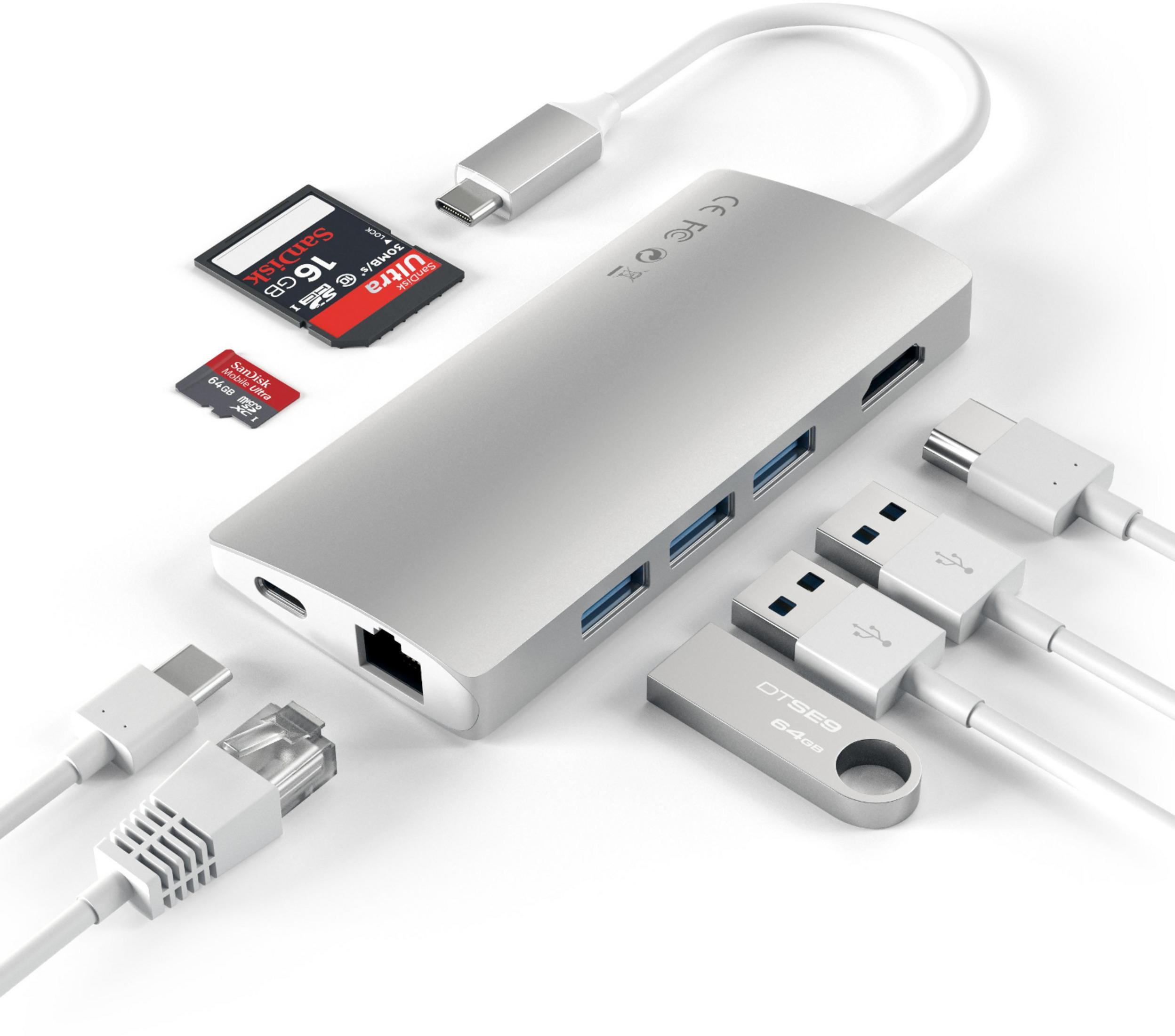 Silberner USB-C-Hub mit SD-Karten, USB-Sticks und Kabeln.