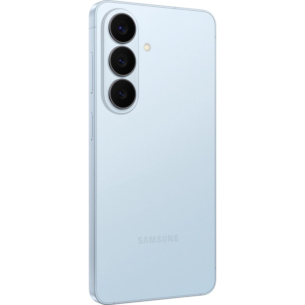 Ein hellblaues Samsung-Smartphone mit drei Kameras auf der Rückseite.