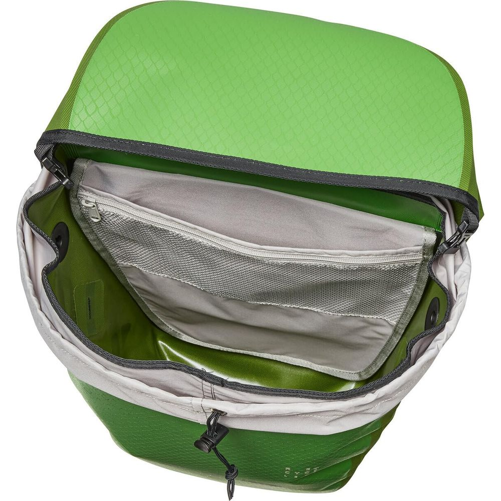 Sac à dos vert vu de dessus, avec compartiment ouvert et poche zippée.