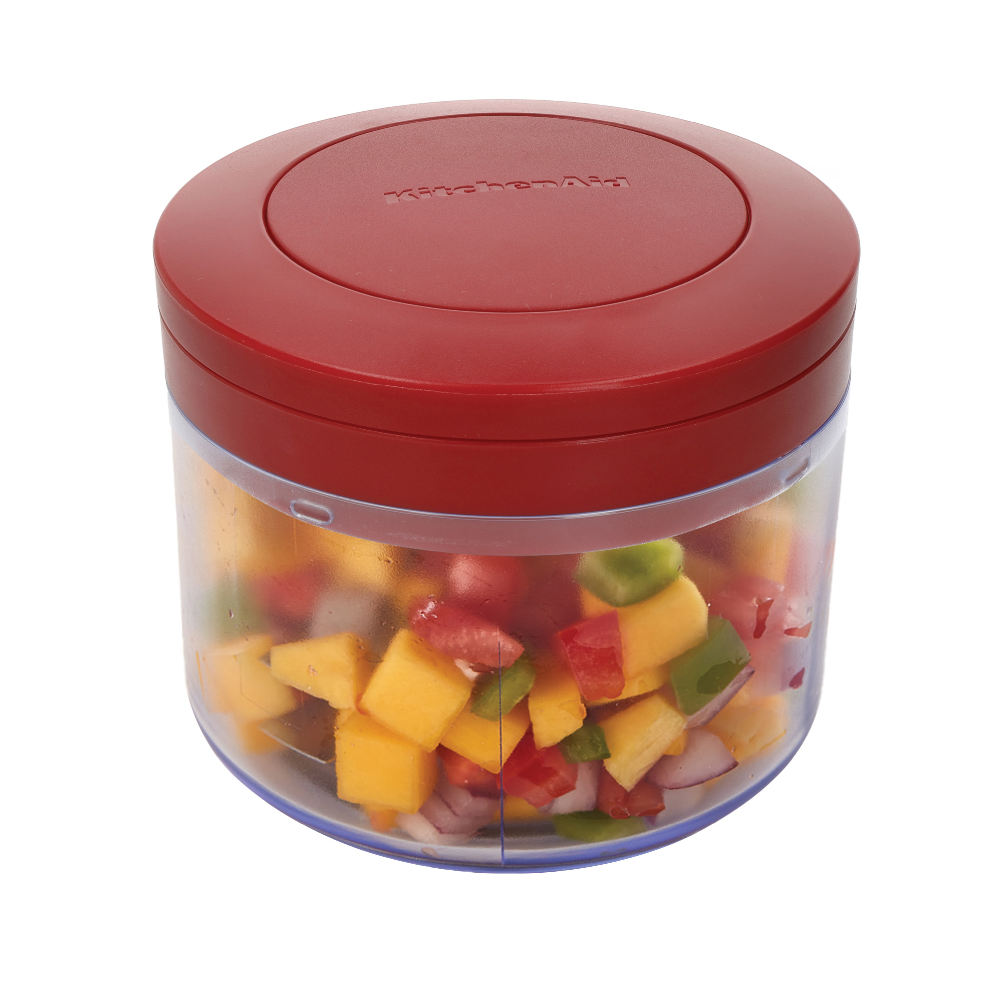 Ein roter KitchenAid-Zerkleinerer gefüllt mit gewürfeltem Obst und Gemüse.