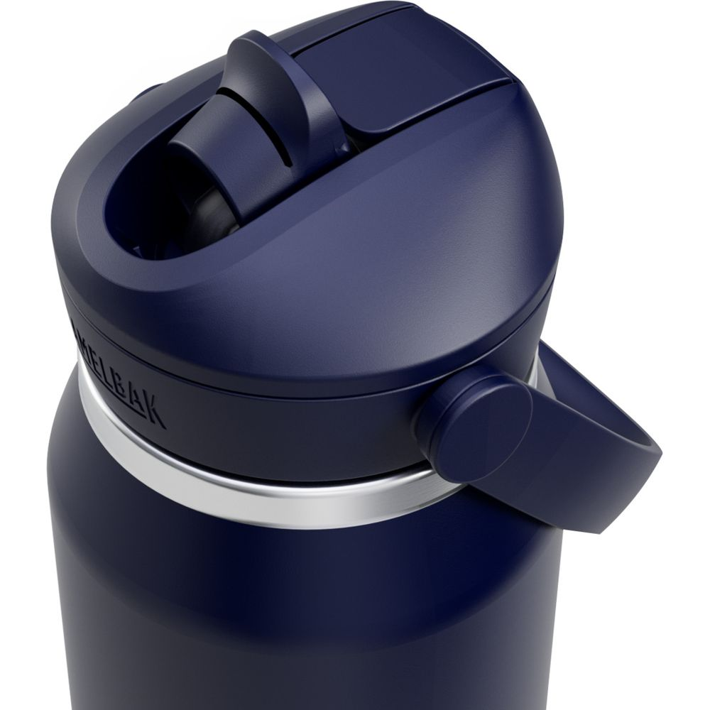 Dunkelblaue Wasserflasche mit silbernem Band und einem Klappdeckel.