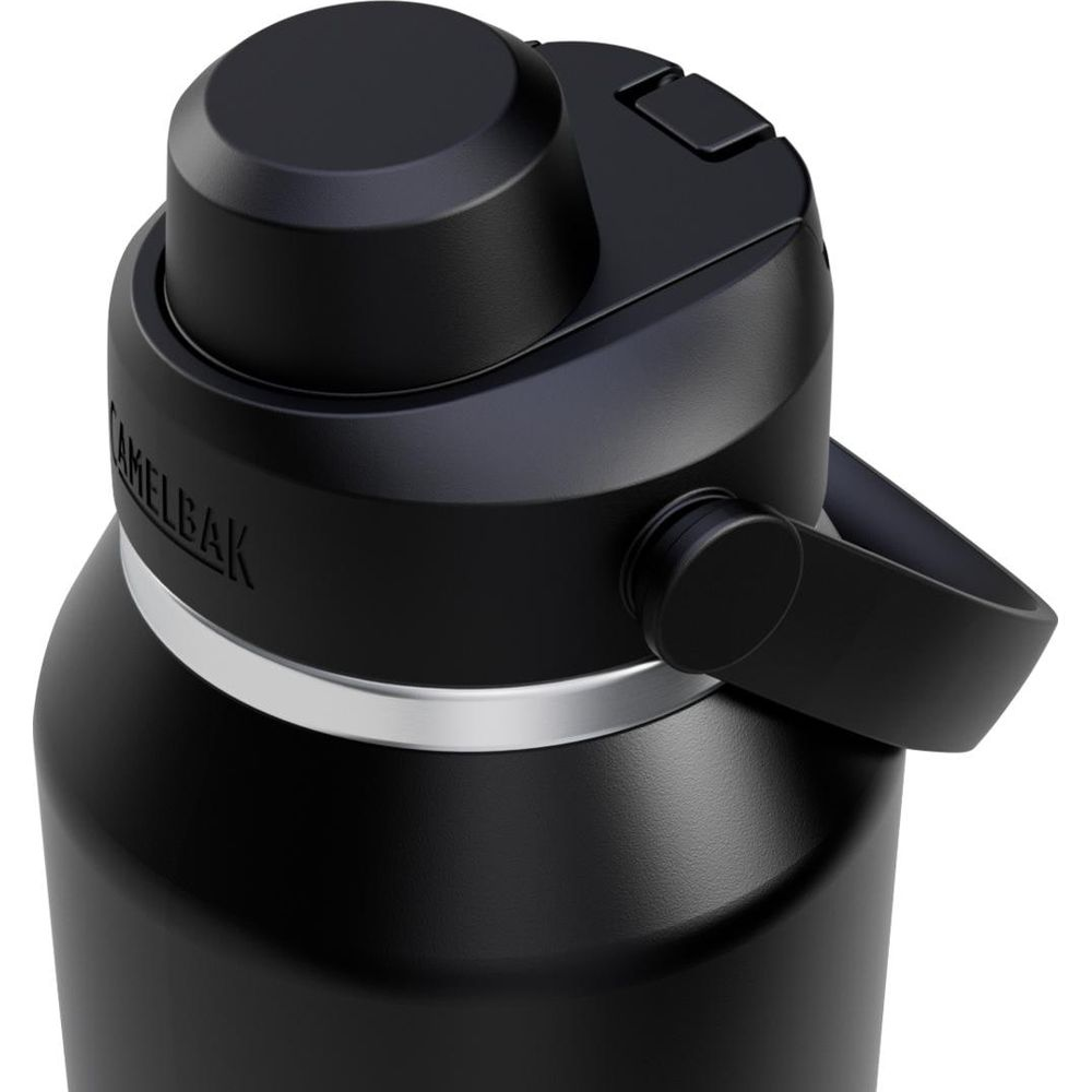 Nahaufnahme des schwarzen CamelBak-Deckels mit silbernem Ring und Tragegriff.