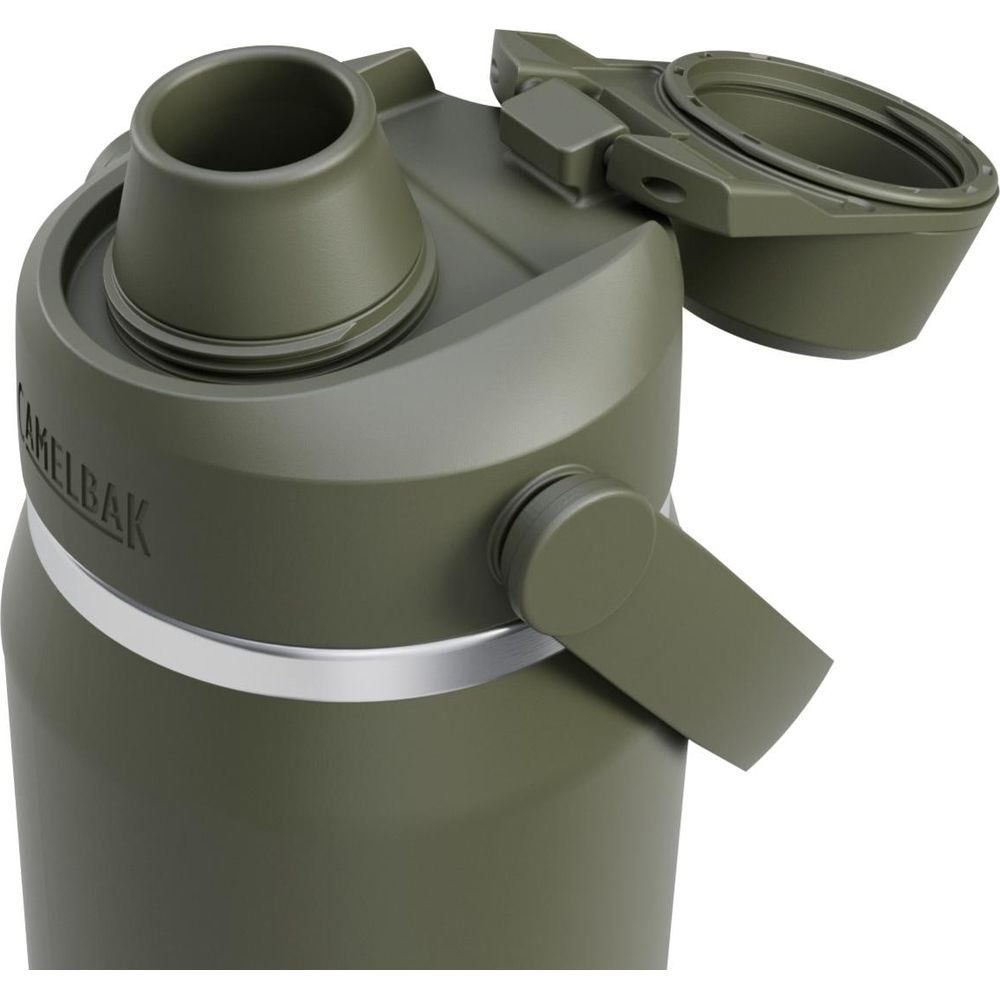 Grüne Camelbak-Flasche mit offenem Deckel und silbernem Band.