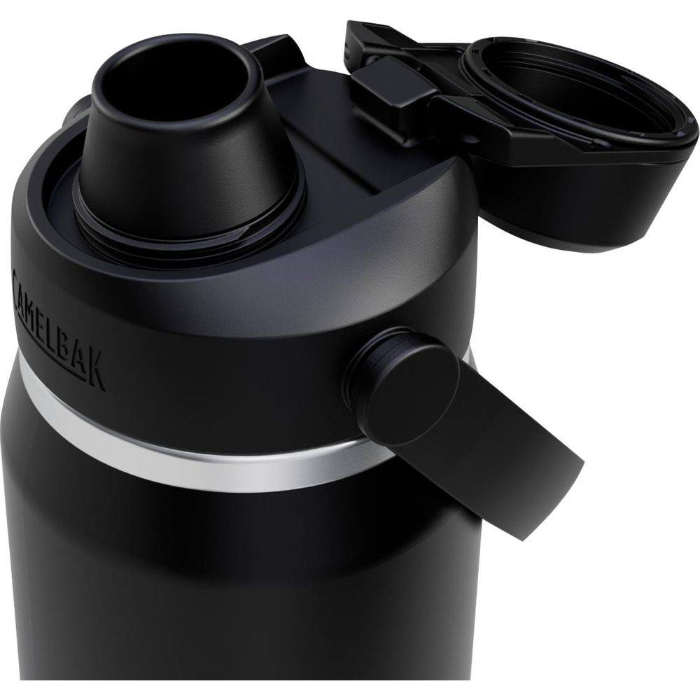 Schwarze Camelbak-Flasche mit offenem Mundstück und schwenkbarem Deckel.