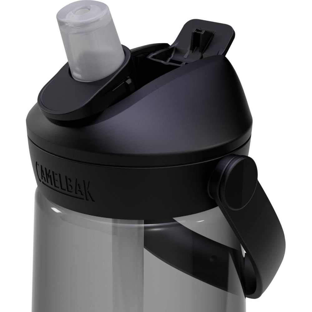 Nahaufnahme des oberen Teils einer schwarzen Camelbak-Wasserflasche mit aufklappbarem Strohhalm.