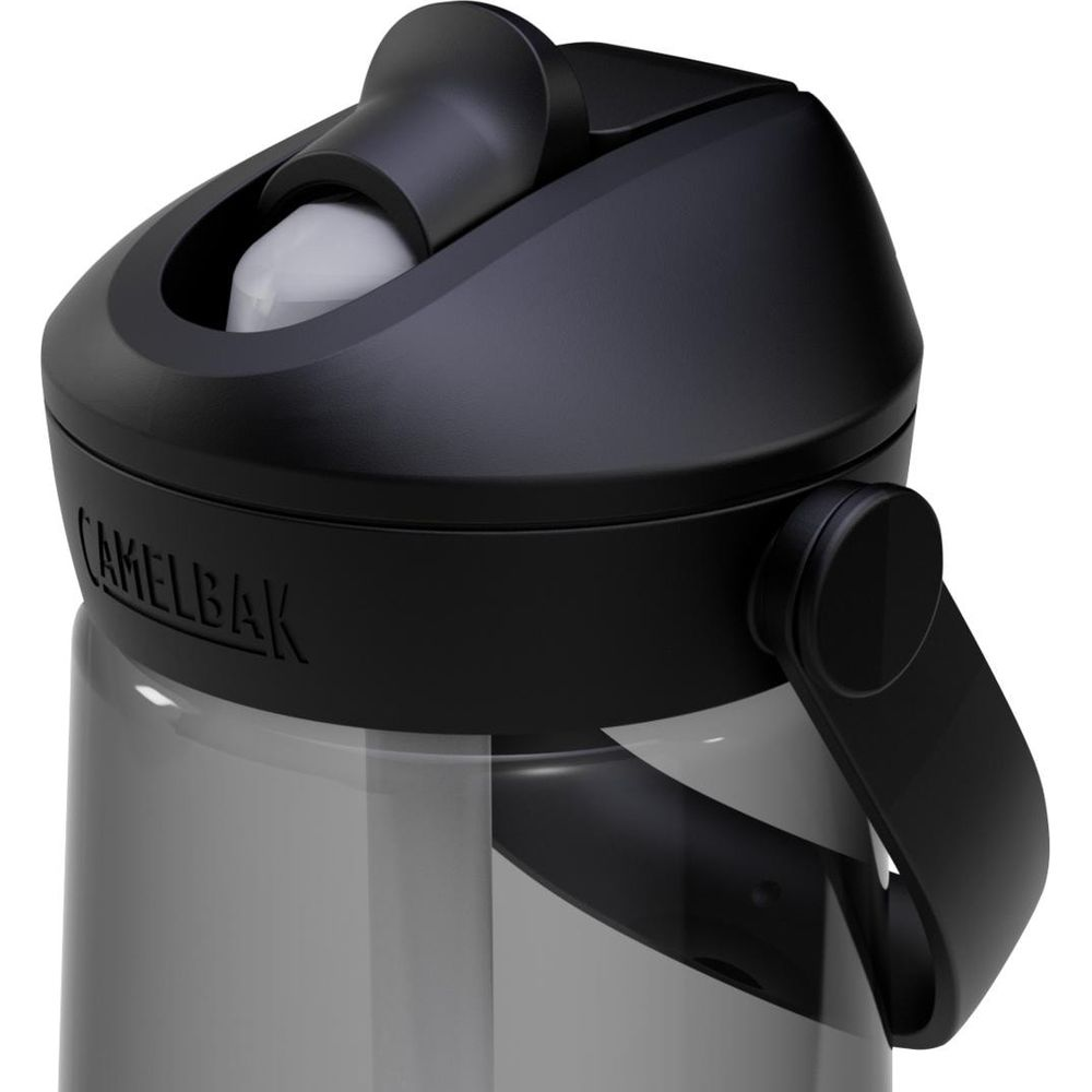 Schwarzer Camelbak-Trinkbecher mit Strohhalm und Tragegriff.