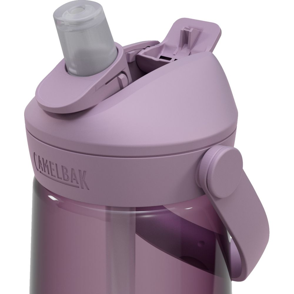 Lila Camelbak-Trinkflasche mit Strohhalm und Tragegriff.