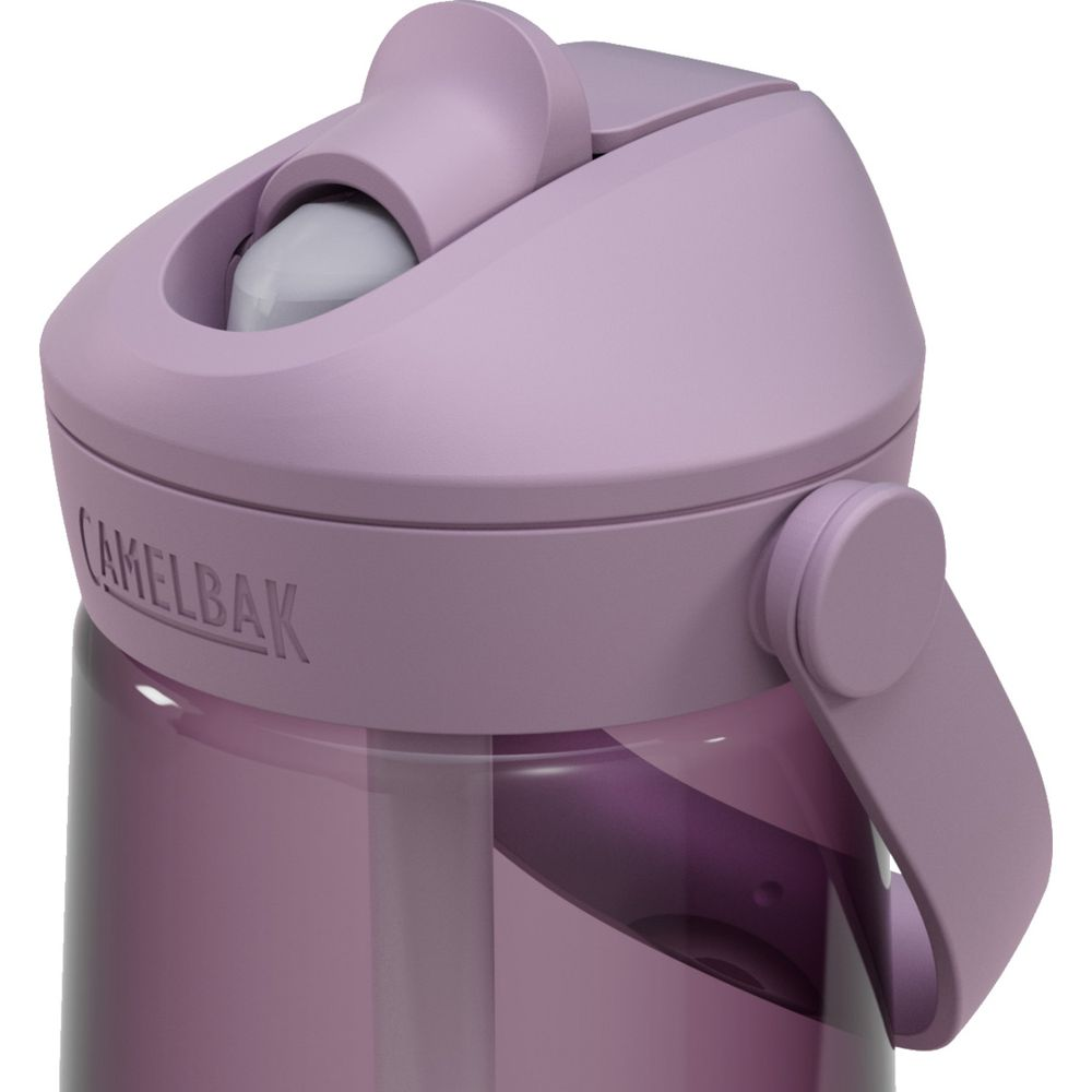 Lila Camelbak-Trinkflasche mit Strohhalm und Tragegriff.