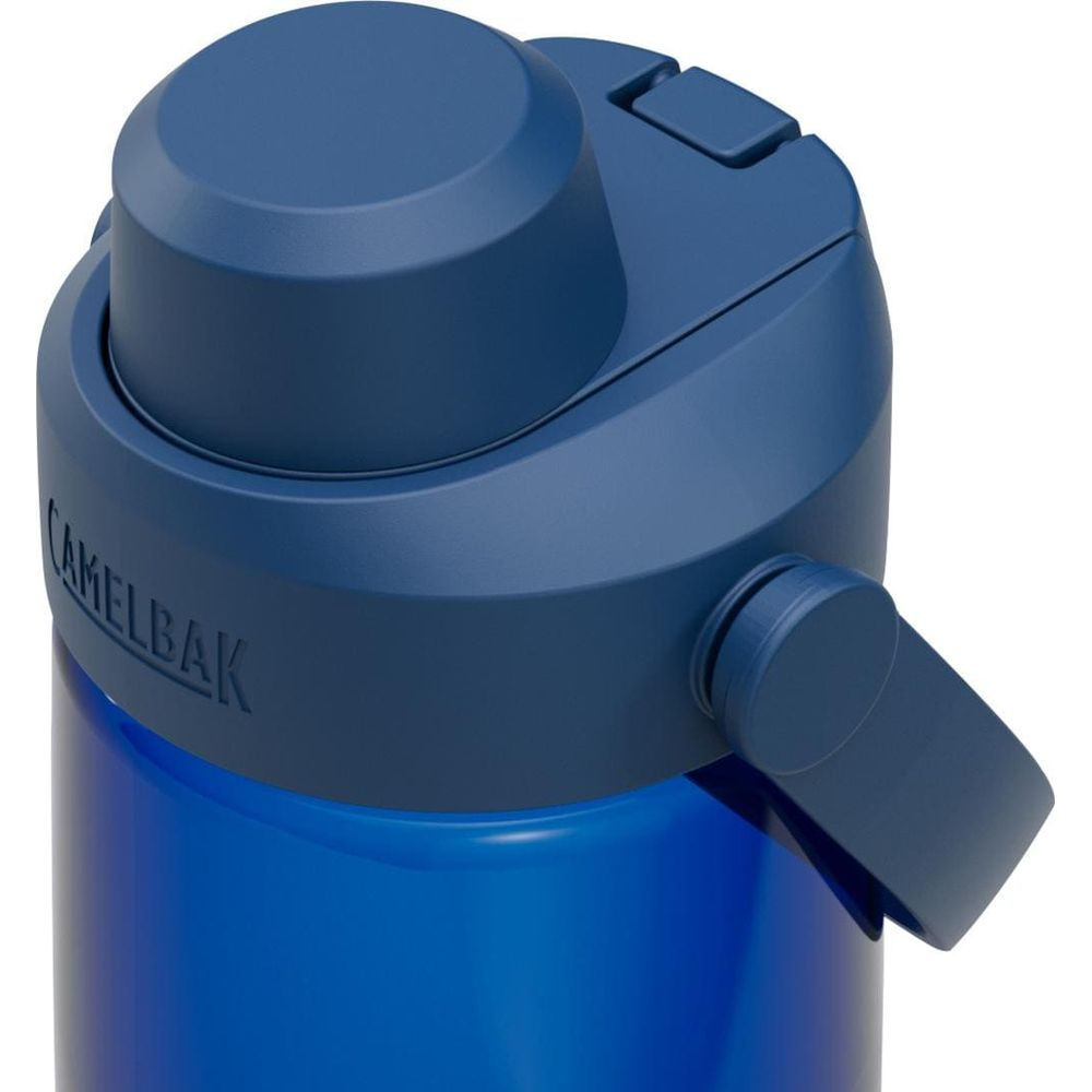 Blaue CamelBak-Flasche mit dunklem blauem Deckel und Griff.