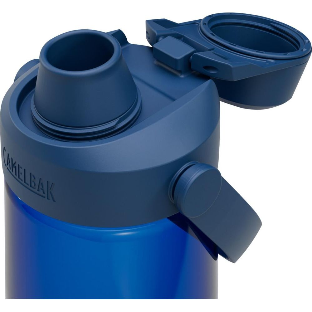Blaue Camelbak-Wasserflasche mit offenem Deckel und Trinkaufsatz.