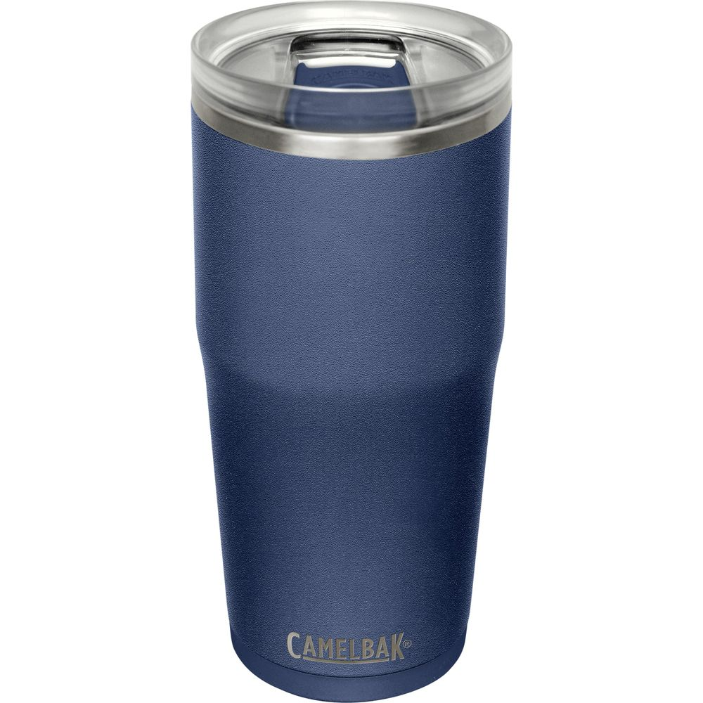 Ein dunkelblauer Camelbak Becher mit silbernem Deckel steht auf weißem Hintergrund.