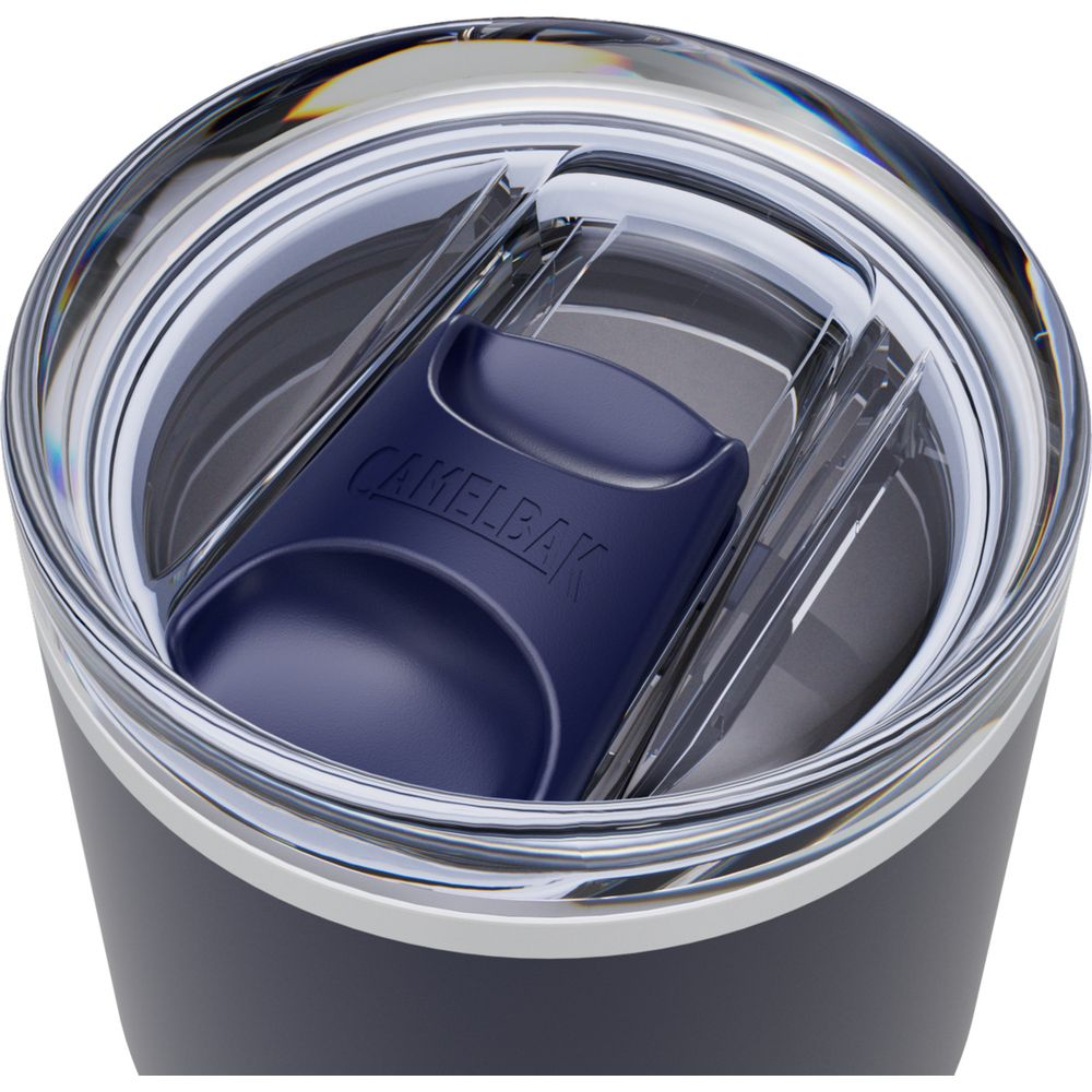 Nahaufnahme des blauen Camelbak-Deckels auf einem dunklen Becher mit klarem Rand.