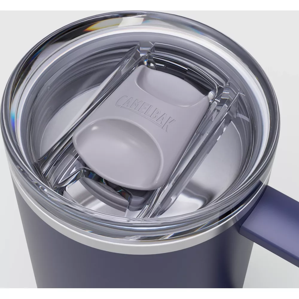 Tasse bleu foncé avec couvercle transparent et curseur Camelbak gris.