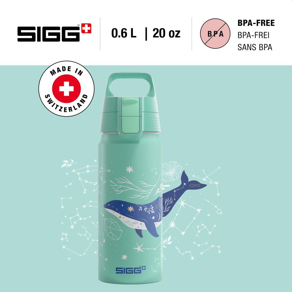 Eine mintgrüne SIGG-Flasche mit Wal- und Sternenmuster, 0,6 L, BPA-frei.