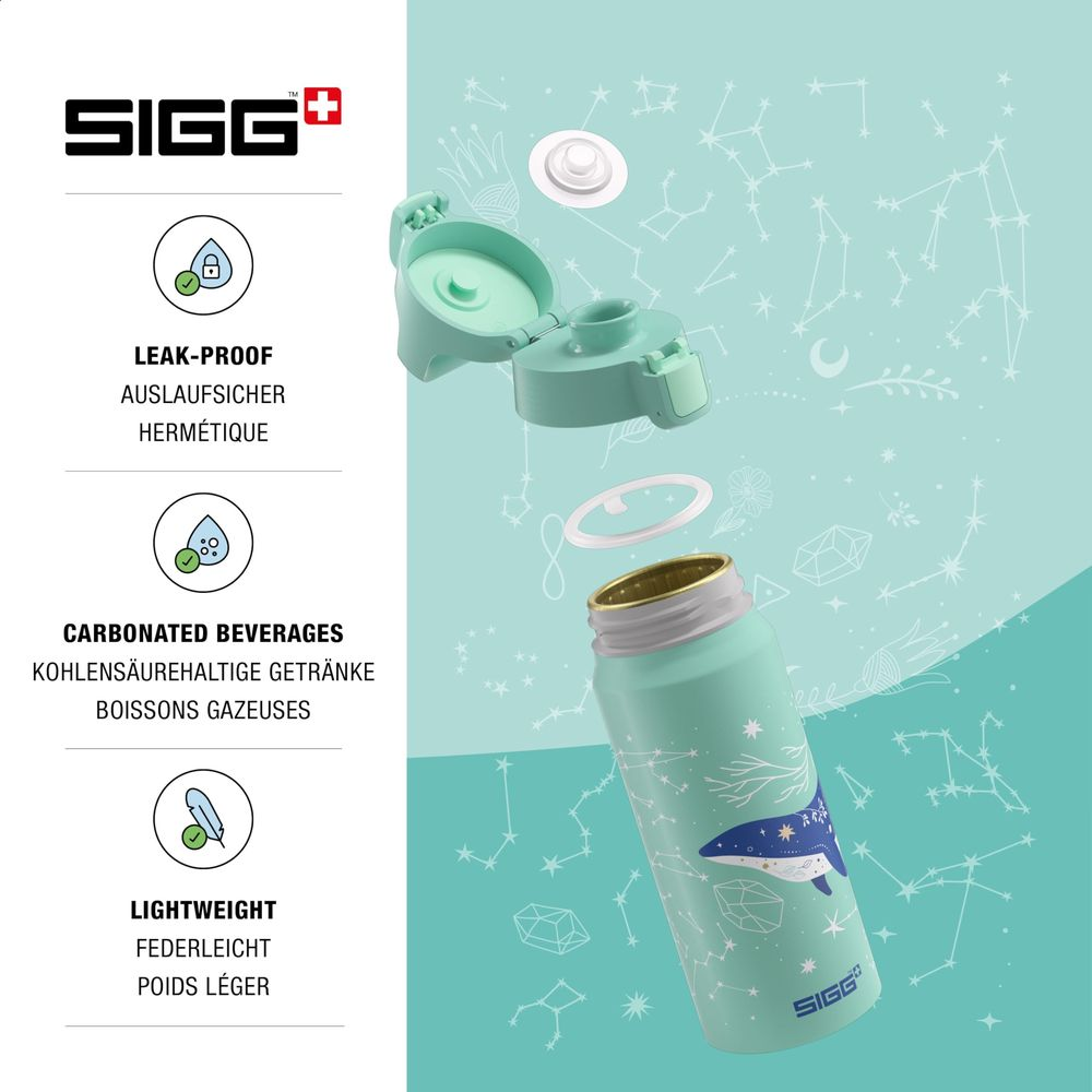Eine mintgrüne SIGG-Flasche mit Walmotiv und Sternbildern. Der Deckel ist geöffnet.