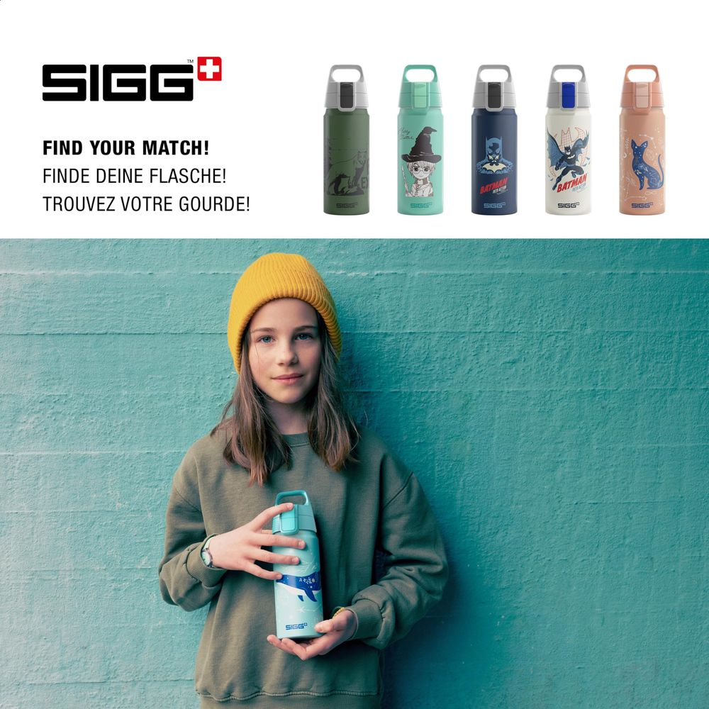 Ein Mädchen mit gelber Mütze hält eine blaue SIGG-Flasche. Oben sind 5 SIGG-Flaschen abgebildet.