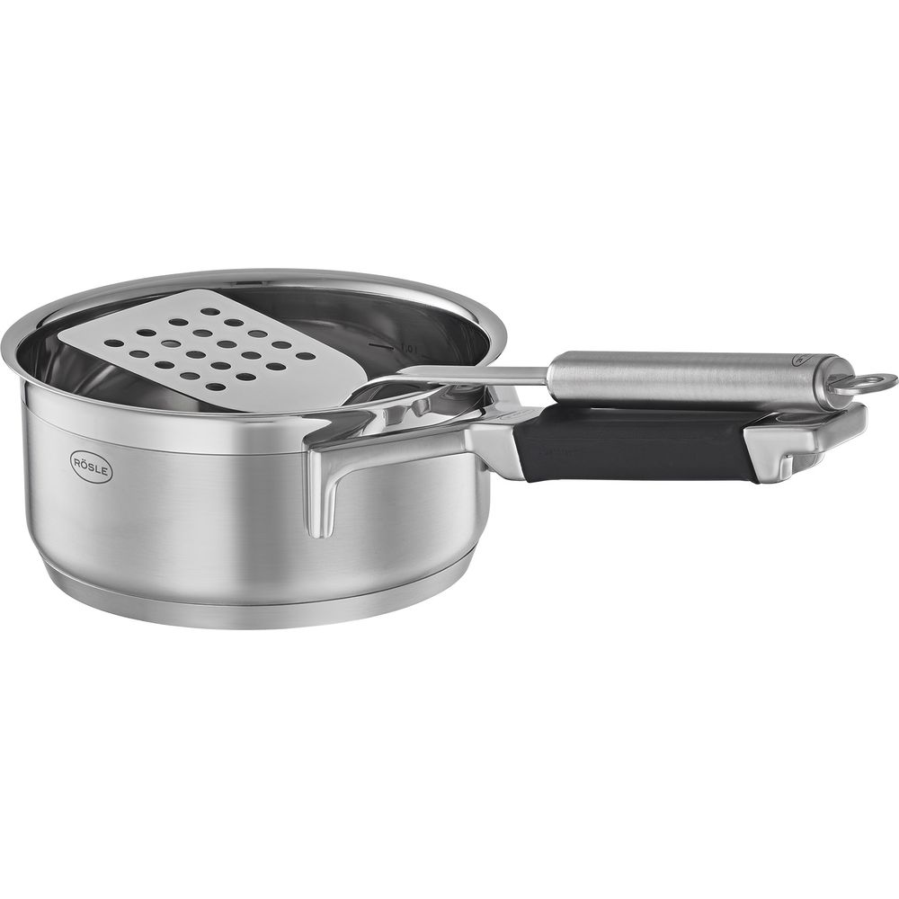 Casserole en inox avec écumoire et manche noir.
