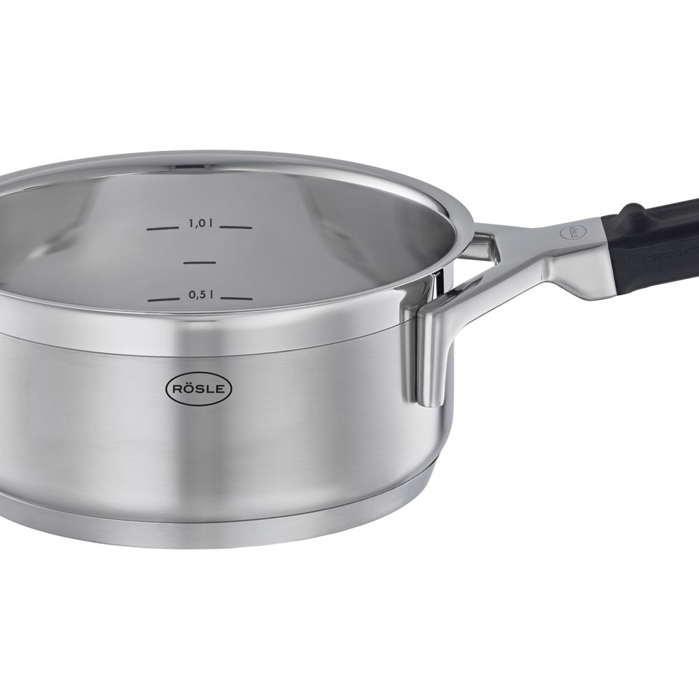 Une casserole argentée avec un manche noir et des marques de mesure.