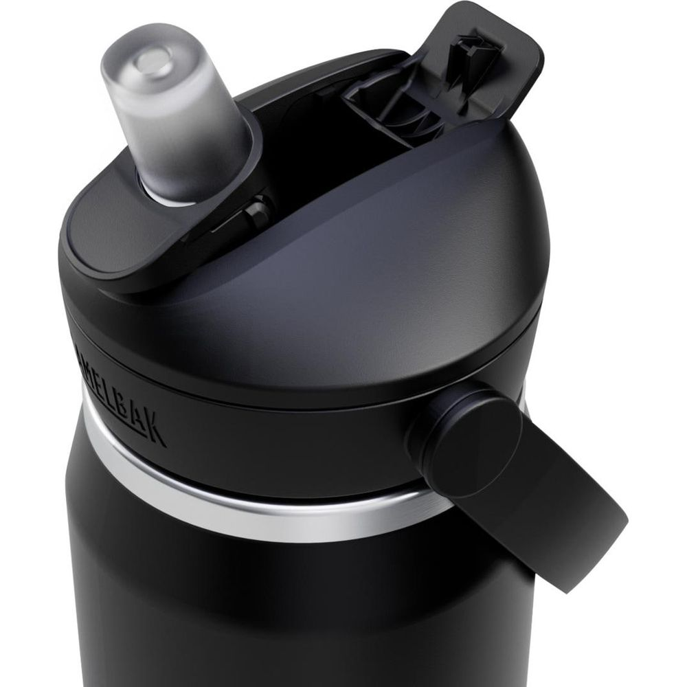 Schwarze Camelbak-Wasserflasche mit offenem Strohhalmdeckel, der den Mechanismus zeigt.