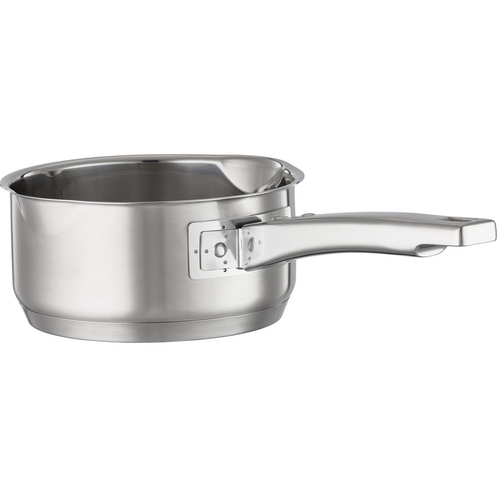 Une casserole argentée avec un long manche, isolée sur fond blanc.