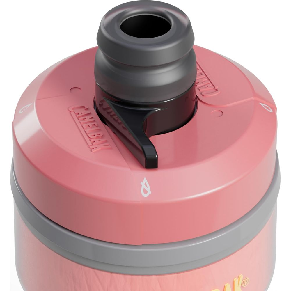 Nahaufnahme des pinken CamelBak-Deckels mit schwarzem Griff und Mundstück.