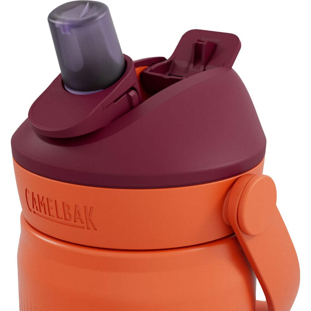 Orange und lila Camelbak-Flasche mit Strohhalm.