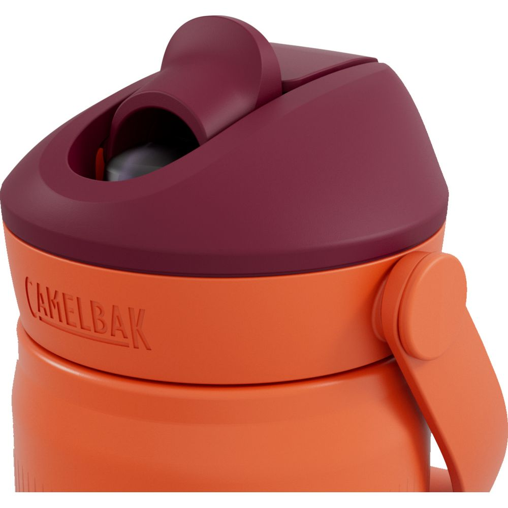 Orangefarbener Camelbak-Becher mit burgunderrotem Deckel und Griff.