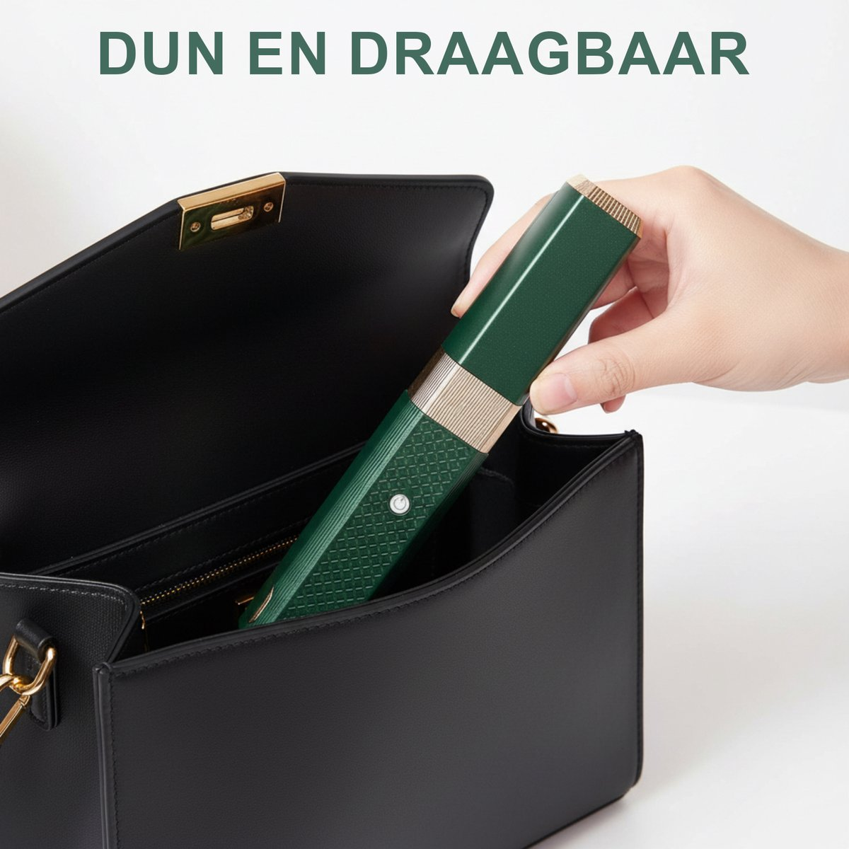 Eine Hand legt ein grünes Gerät in eine schwarze Tasche.