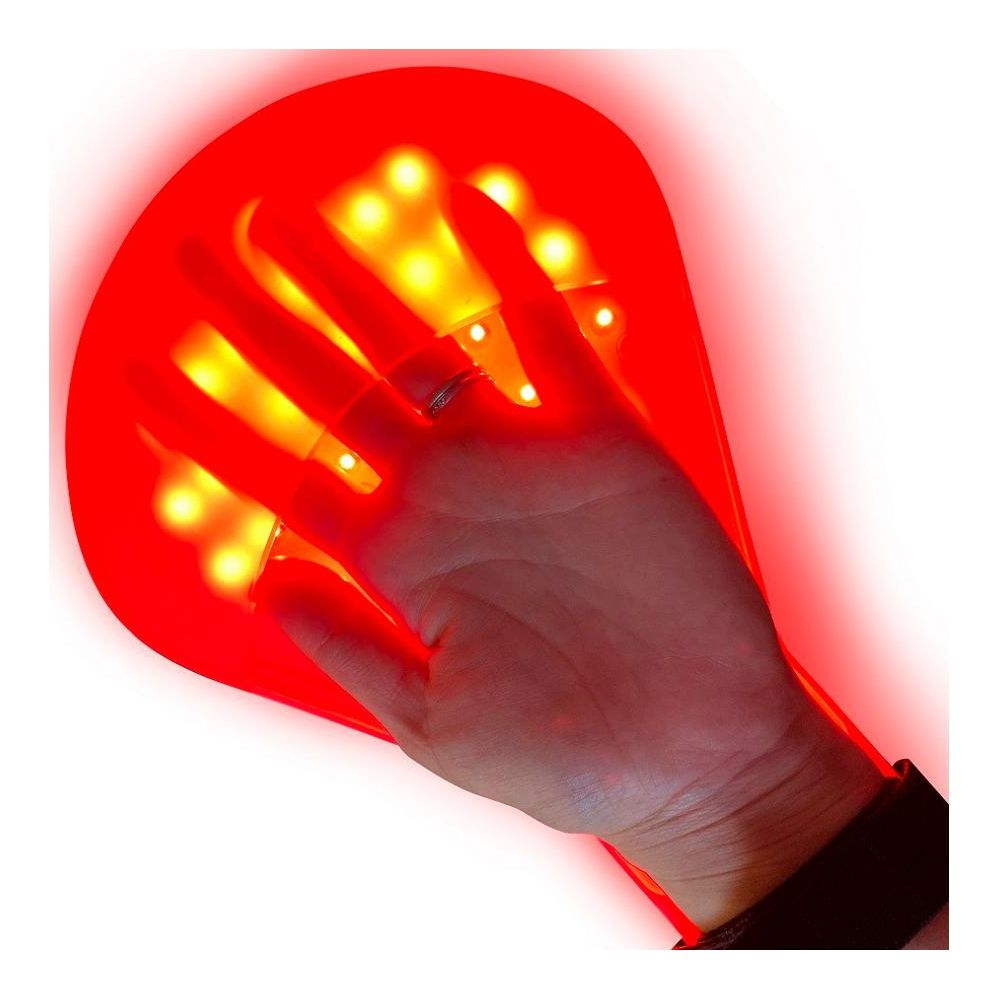 Eine Hand mit roten Lichtern an den Fingern vor rotem Hintergrund.