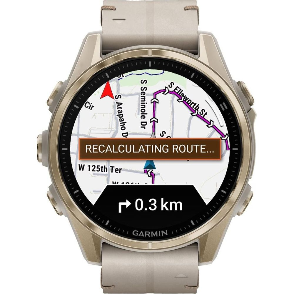 Złoty smartwatch wyświetla mapę z komunikatem „Obliczanie trasy…”.
