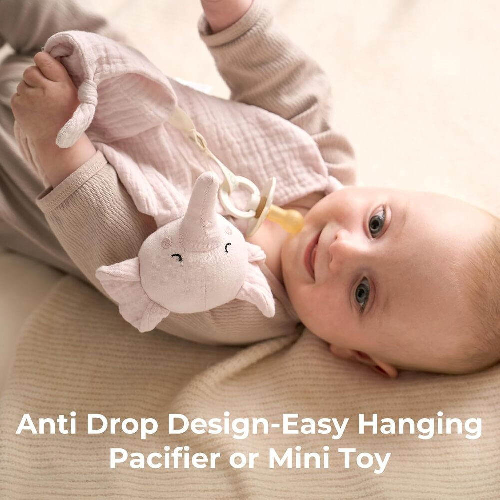 Baby liegt auf dem Rücken, hält Schnuller mit Elefantenspielzeug. Text: Anti Drop Design-Easy Hanging Pacifier or Mini Toy
