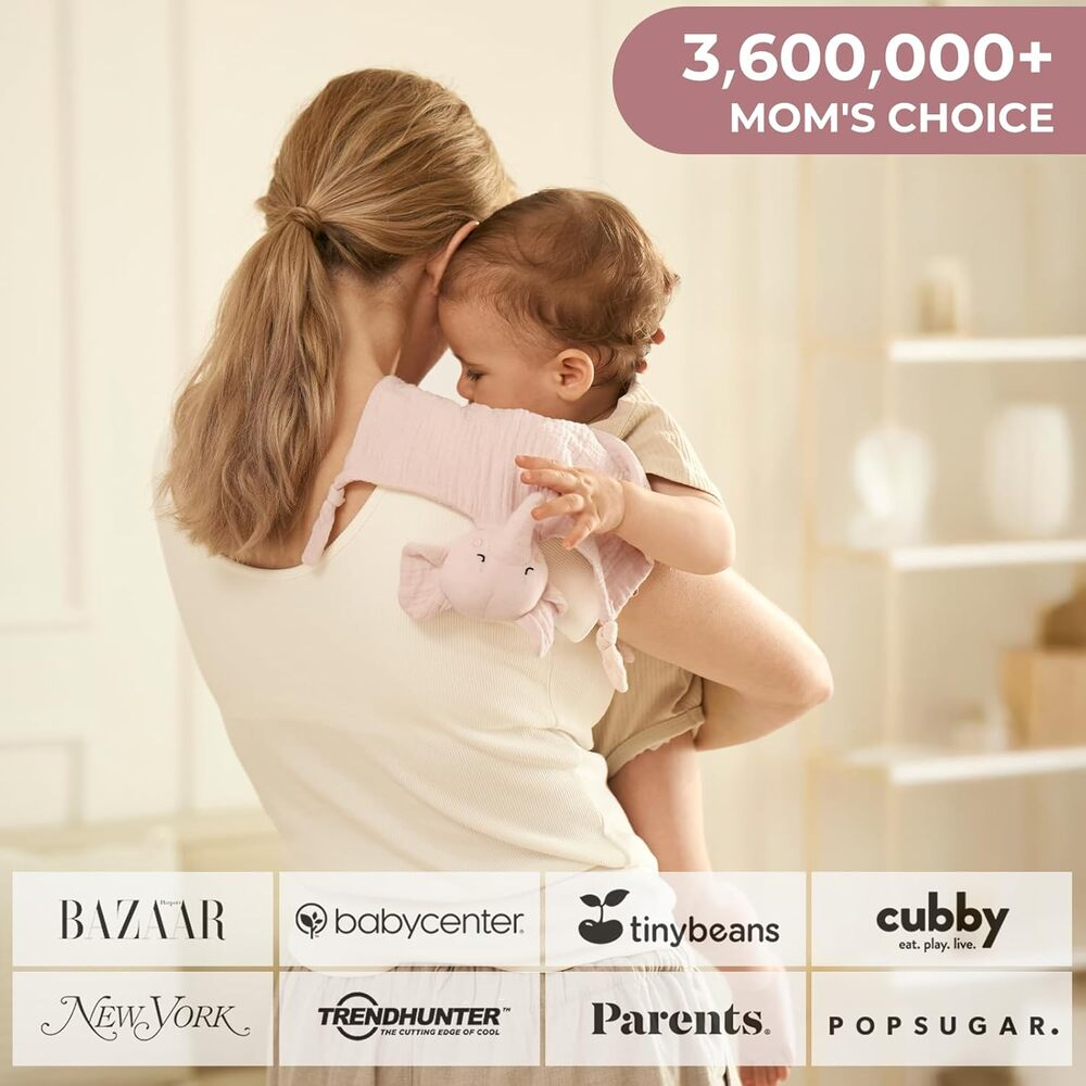 Mutter hält Baby mit rosa Elefantenspielzeug. Logos unten: Bazaar, BabyCenter, Tinybeans, Cubby, NY, Trendhunter, Parents, Popsugar.