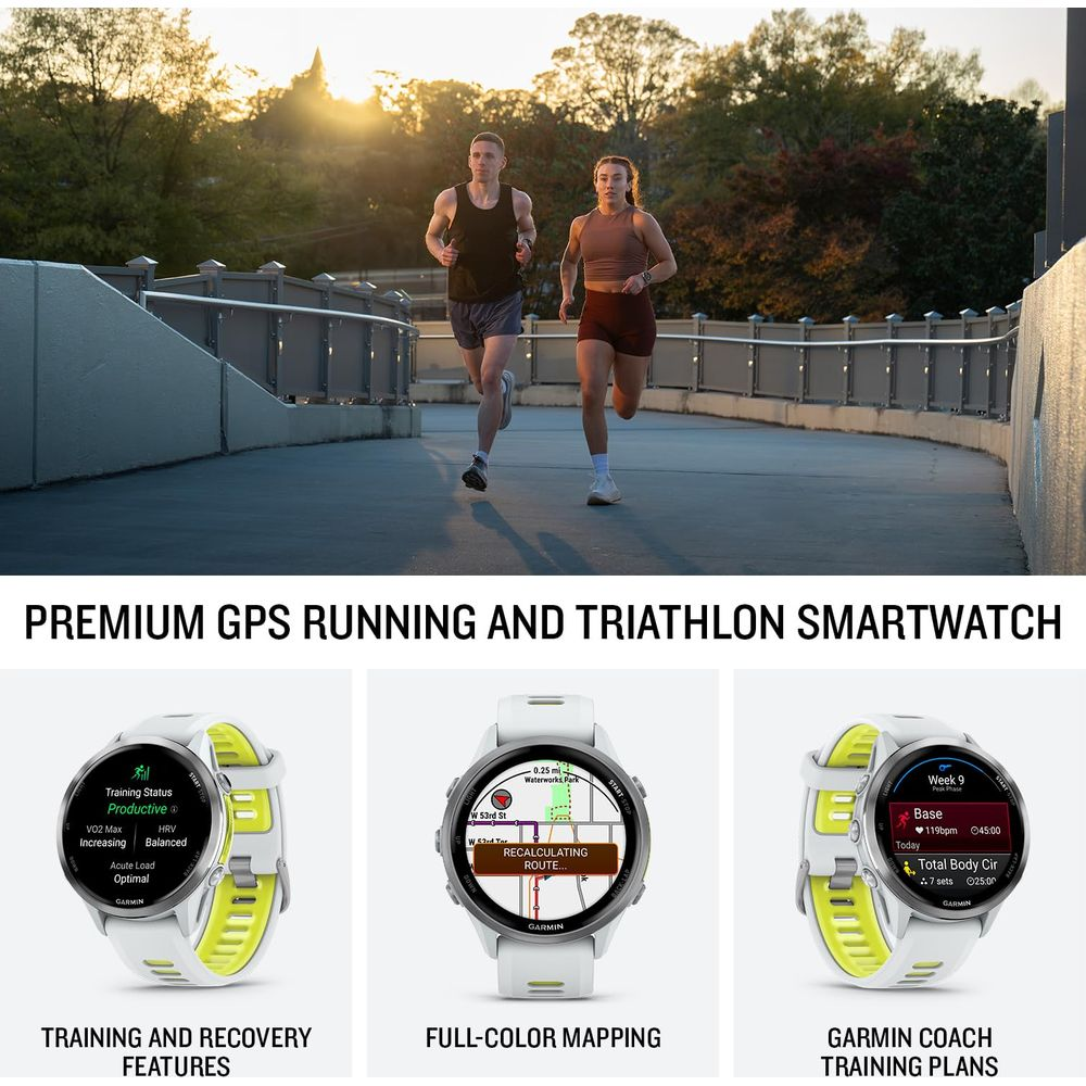 Dwóch biegaczy na ścieżce o zachodzie słońca. Poniżej trzy smartwatche Garmin.