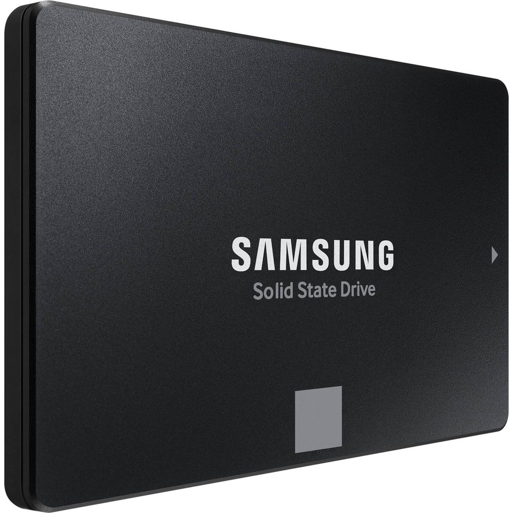 Czarny dysk SSD Samsung z napisem.